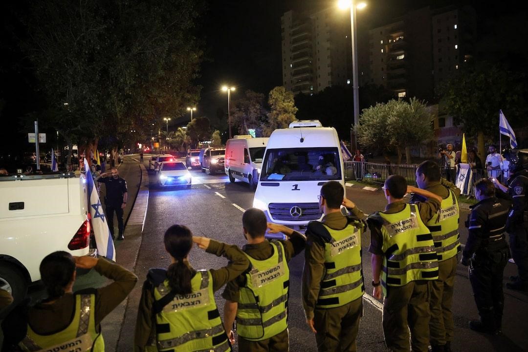 Israel đe doạ cắt giảm viện trợ, buộc Hamas hoàn trả thi thể con tin - Ảnh 3.