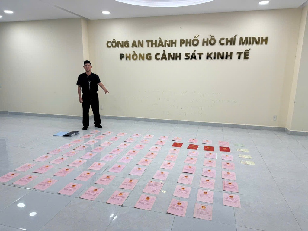 Tìm thấy 80 sổ đỏ, hơn 8.000 USD trong két sắt ở nhà Ngân 98- Ảnh 1. Tìm thấy 80 sổ đỏ, hơn 8.000 USD trong két sắt ở nhà Ngân 98- Ảnh 1.