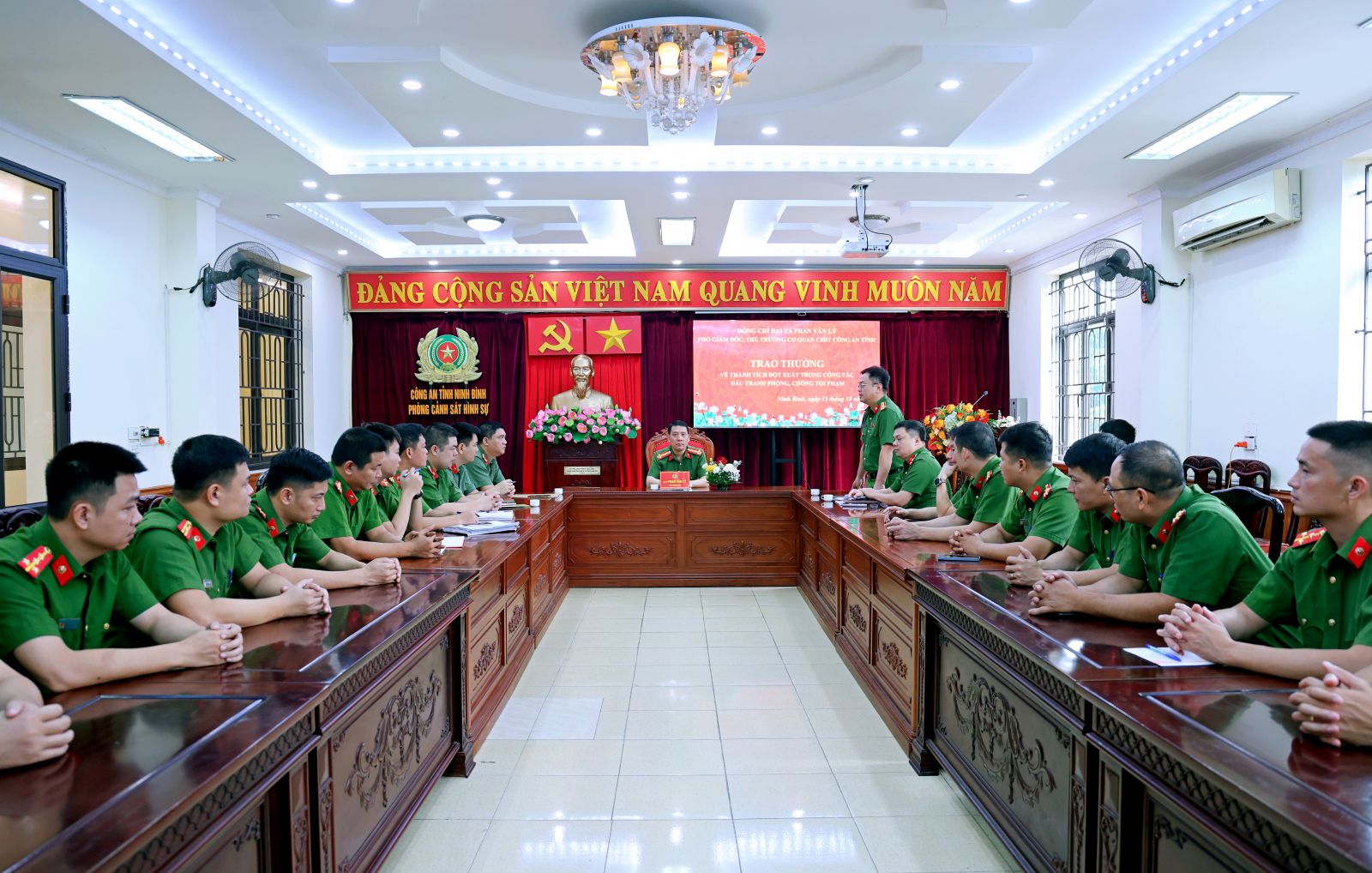 Bắt nhóm thay khóa dây chuyền "phù phép" vàng thật thành giả - Ảnh 1.