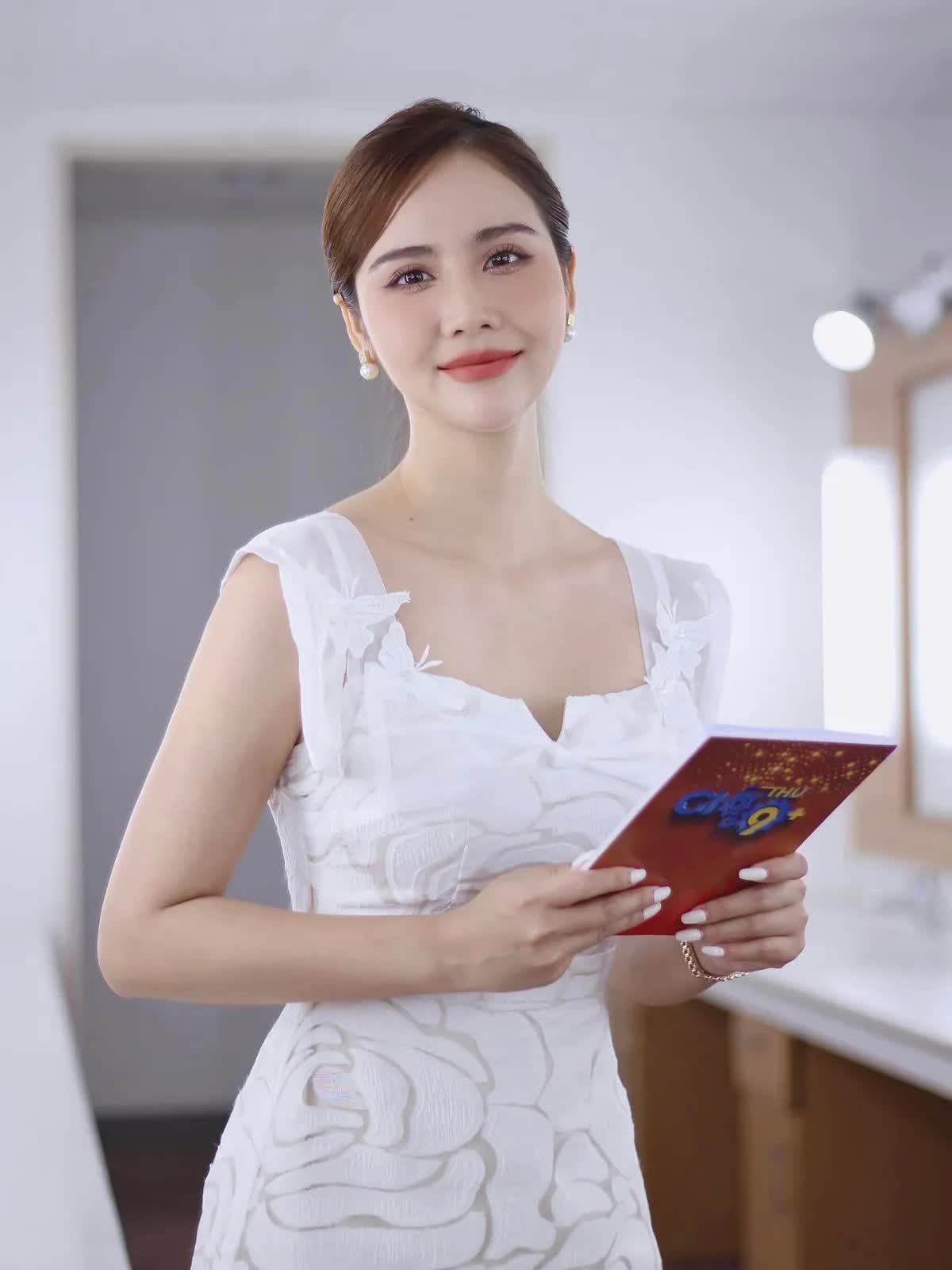 Nhan sắc cực sexy của Phan Minh Huyền sau kết phim - Ảnh 6. Mỹ nhân Vbiz: U40 làm mẹ đơn thân, sở hữu khối tài sản khủng, đang gây tranh cãi trong "Cách em một milimet" - Ảnh 6.