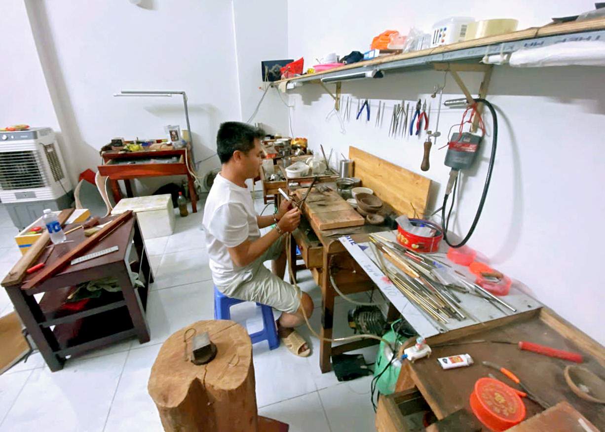Bắt nhóm thay khóa dây chuyền "phù phép" vàng thật thành giả - Ảnh 2.