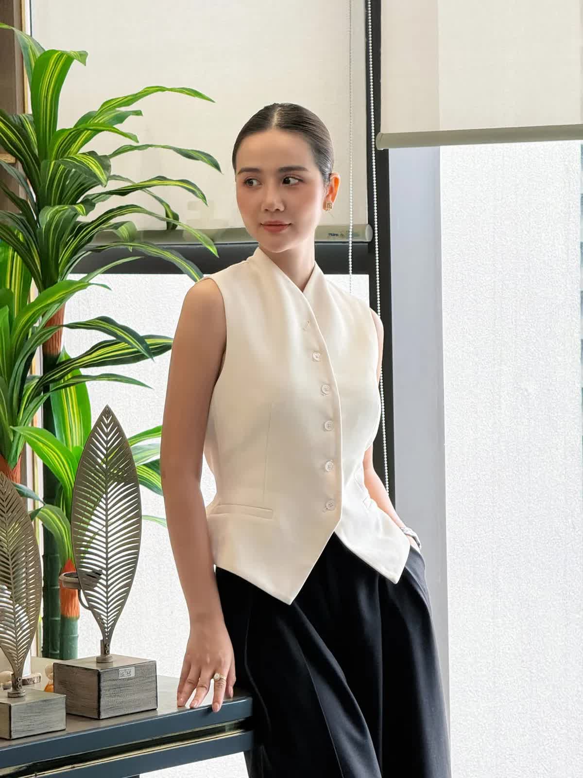 Nhan sắc cực sexy của Phan Minh Huyền sau kết phim - Ảnh 15. Mỹ nhân Vbiz: U40 làm mẹ đơn thân, sở hữu khối tài sản khủng, đang gây tranh cãi trong "Cách em một milimet" - Ảnh 20.