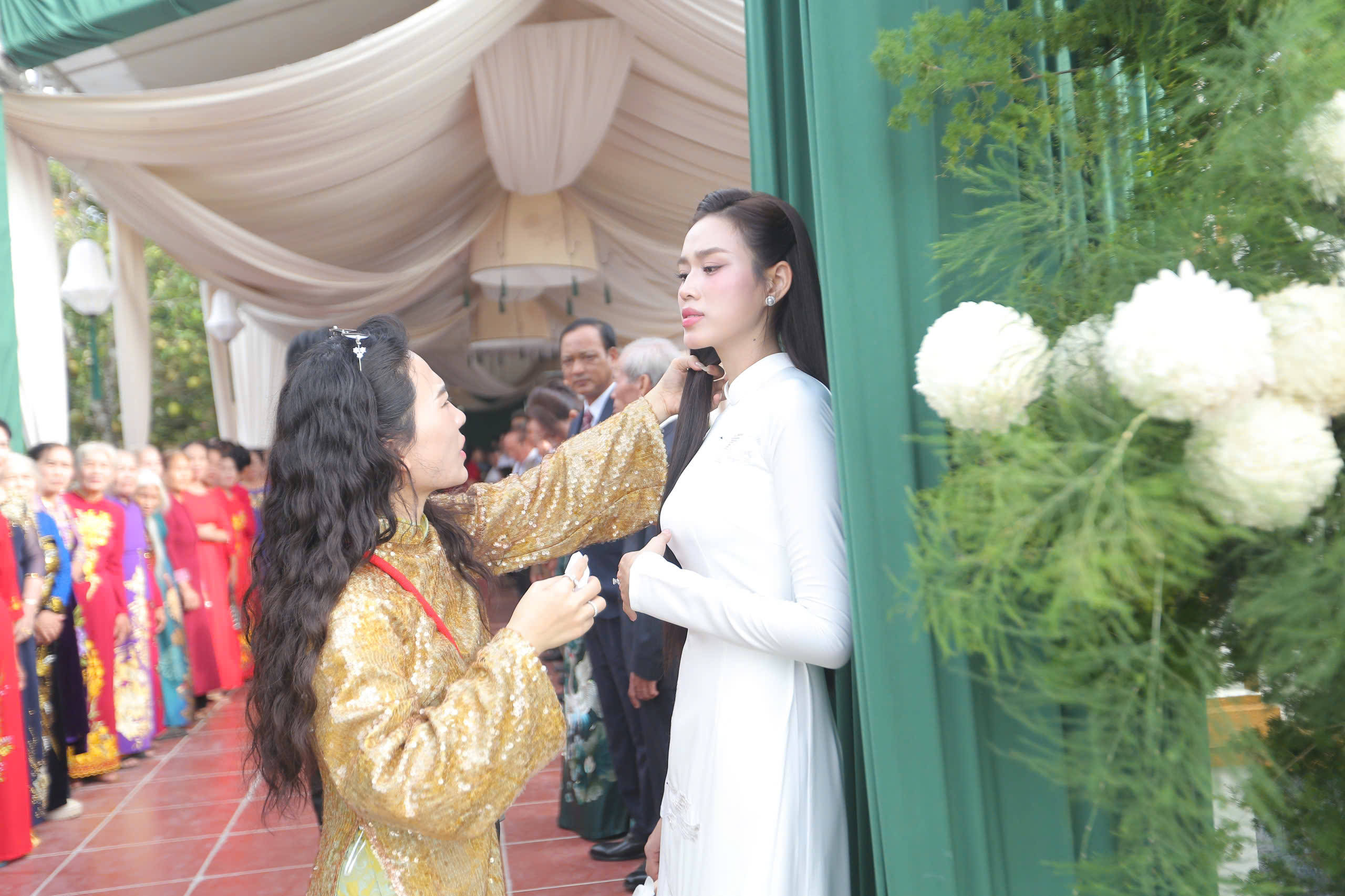 Hình ảnh đám hỏi của hoa hậu Đỗ Thị Hà và thiếu gia tập đoàn Sơn Hải - Ảnh 2.