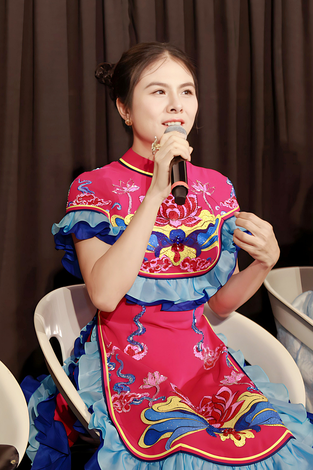 Nữ diễn viên 4 con "chửi" như hát hay trong "Nhà ma xó" - Ảnh 3.