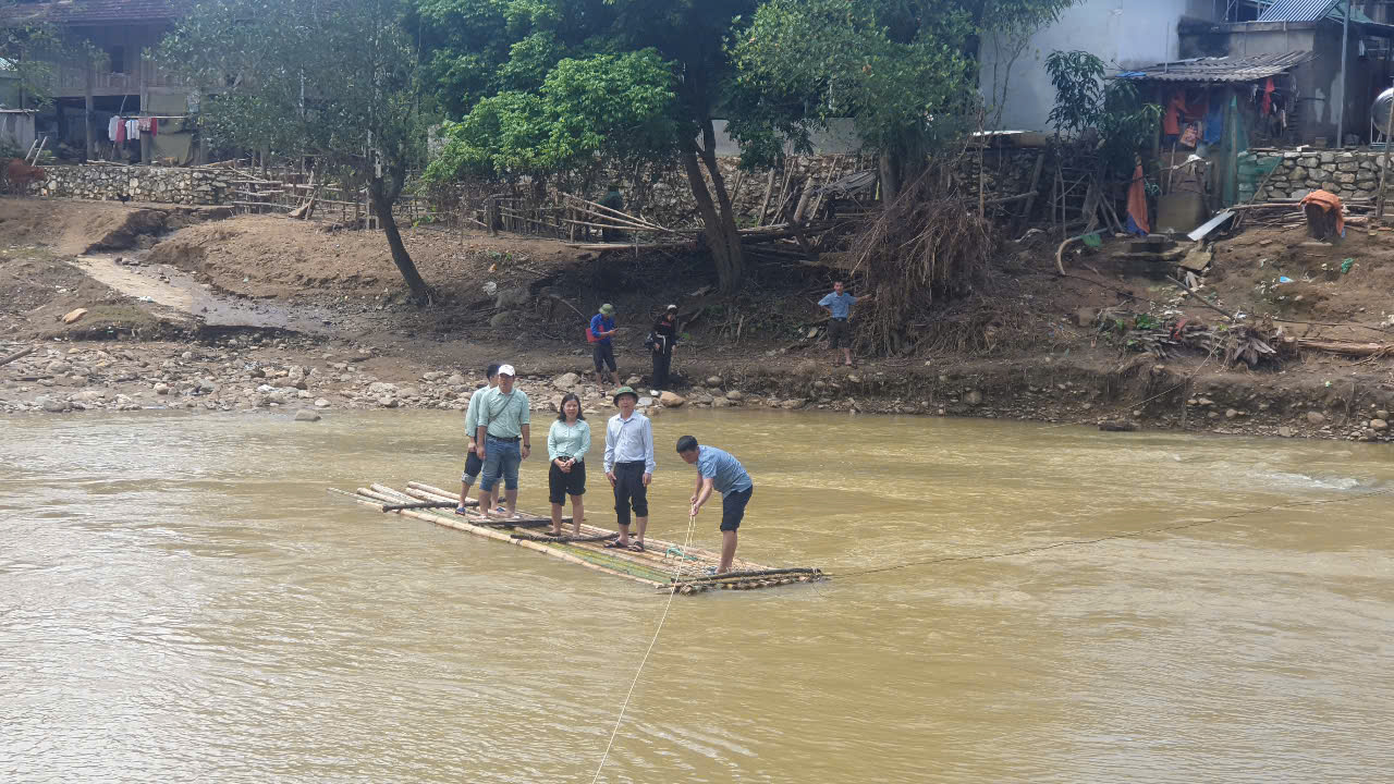 Nghệ An: Cầu dân sinh bị lũ cuốn trôi, người dân kết bè kéo dây vượt suối- Ảnh 7. Nghệ An: Cầu dân sinh bị lũ cuốn trôi, người dân kết bè kéo dây vượt suối- Ảnh 7.
