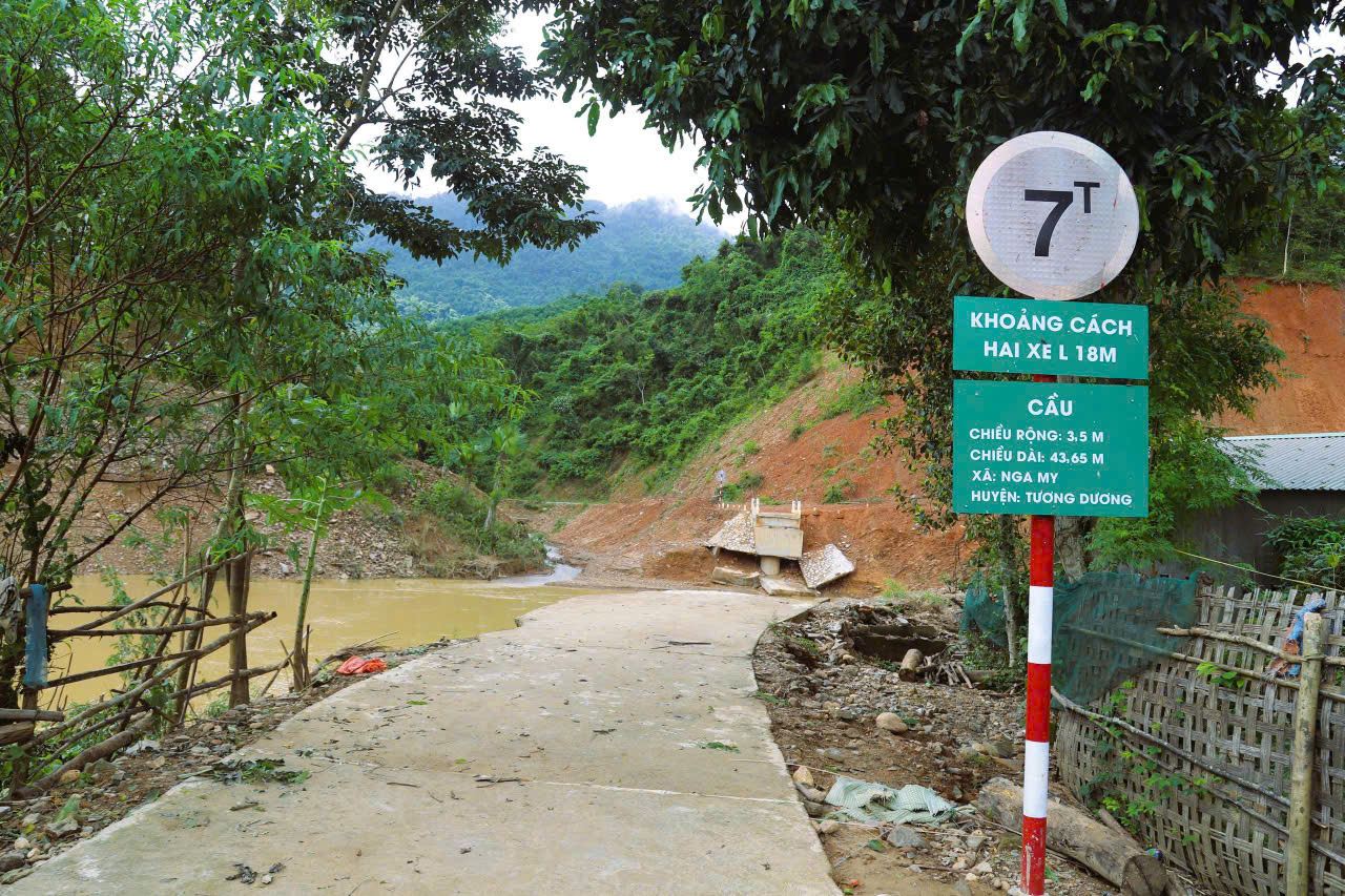Nghệ An: Cầu dân sinh bị lũ cuốn trôi, người dân kết bè kéo dây vượt suối- Ảnh 5. Nghệ An: Cầu dân sinh bị lũ cuốn trôi, người dân kết bè kéo dây vượt suối- Ảnh 5.