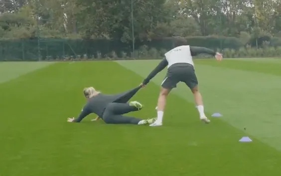 Con gái Neymar gặp sự cố hy hữu trên khán đài - Ảnh 2.