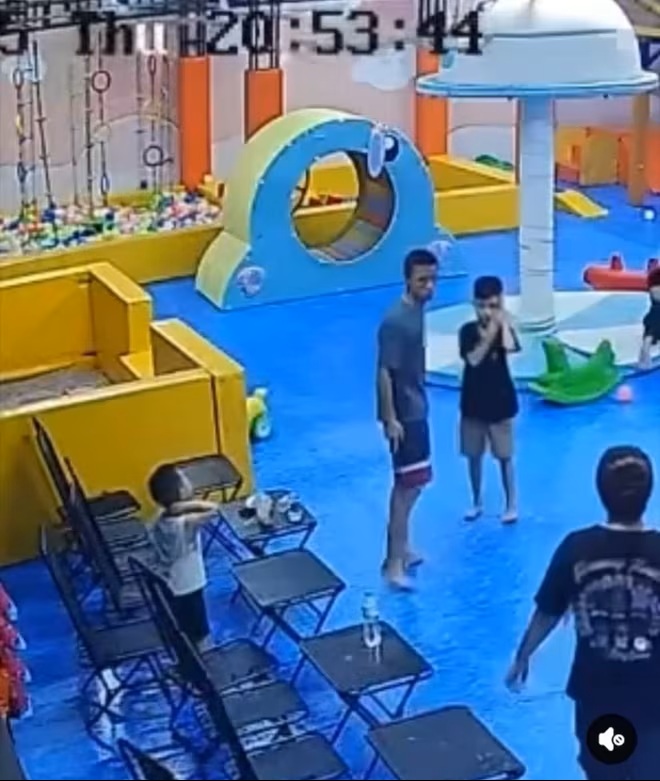 Vụ bé trai 8 tuổi bị tát vì ném bóng trúng bạn trong khu vui chơi: Triệu tập người đàn ông - Ảnh 1.
