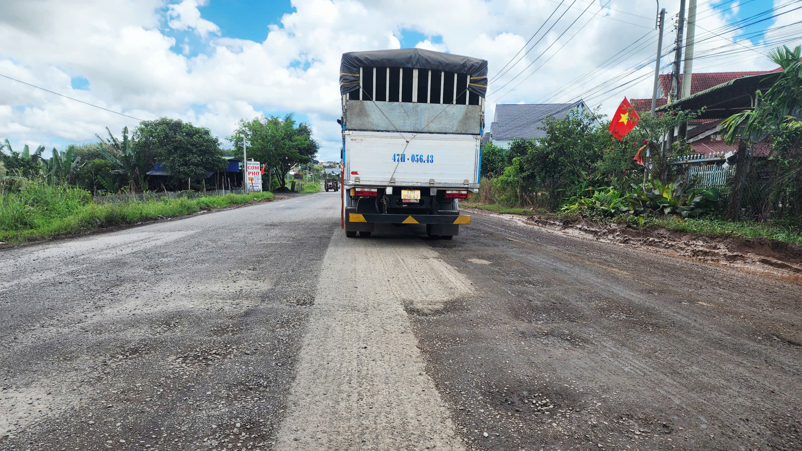 Ổ gà chi chít trên Quốc lộ 14: Bao giờ chấm dứt cảnh “vá đâu hư đó”?- Ảnh 8. Ổ gà chi chít trên Quốc lộ 14: Bao giờ chấm dứt cảnh “vá đâu hư đó”?- Ảnh 8.