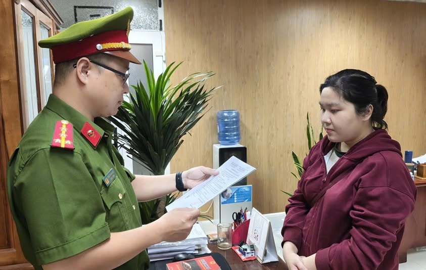 Khởi tố cựu nhân viên ngân hàng chiếm đoạt tiền của nhiều người - Ảnh 1.