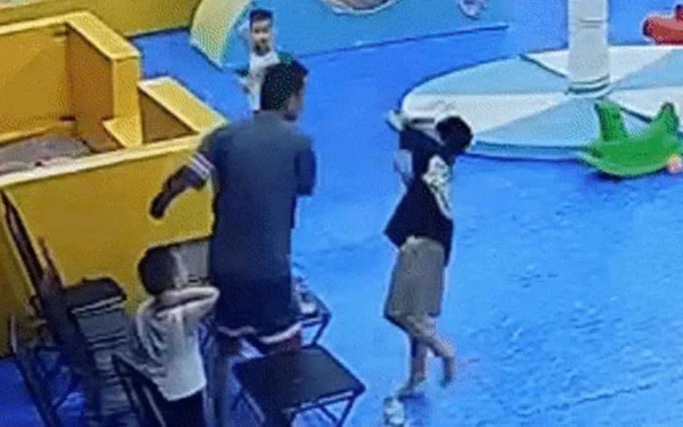 Bản tin 18/10: Xác minh video nam tài xế cầm tuýt sắt chặn đầu ô tô ở Tp.HCM - Ảnh 2.