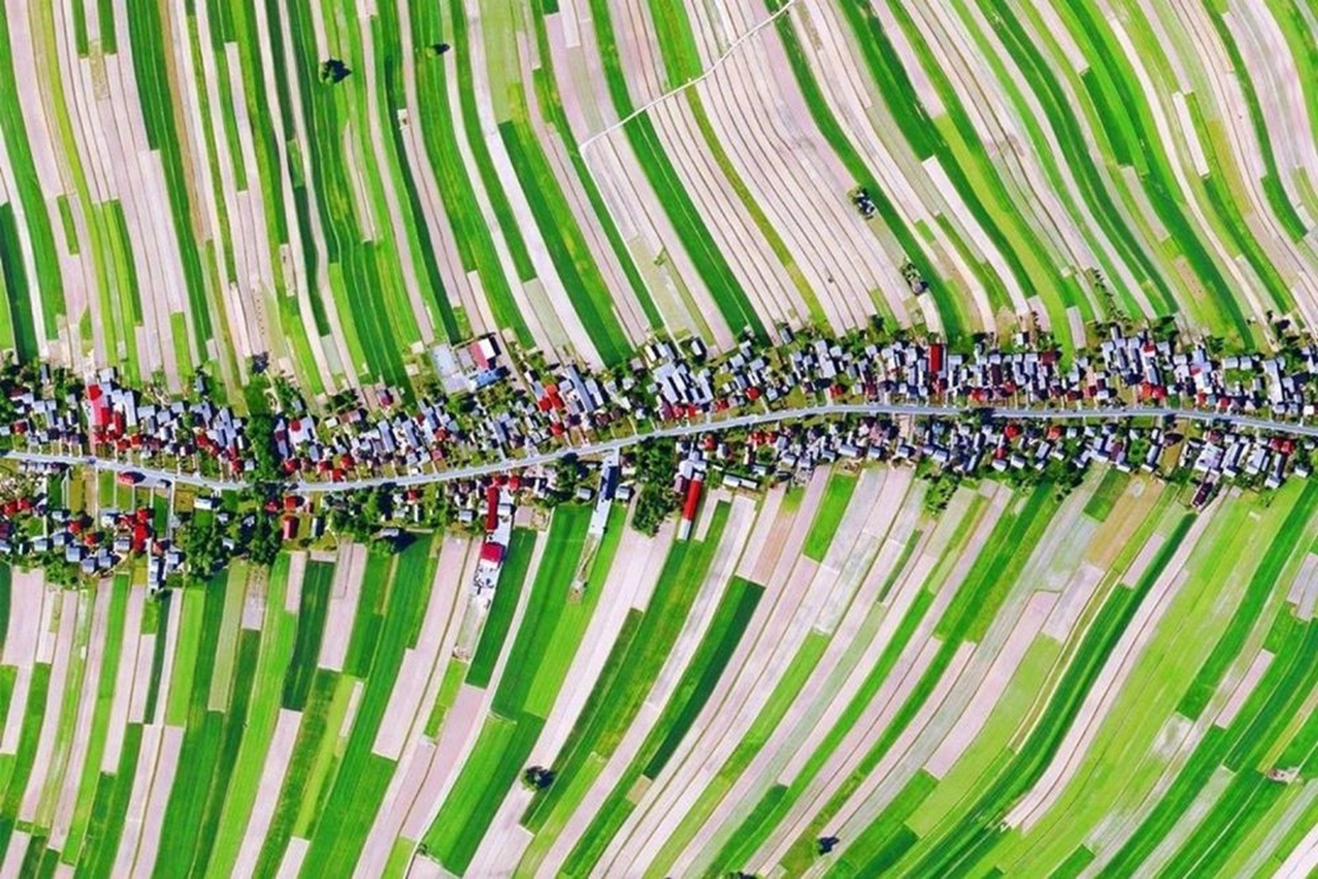 Ngôi làng kỳ lạ đẹp như tranh vẽ mà chỉ có duy nhất một con đường dài hơn 9km - Ảnh 2.