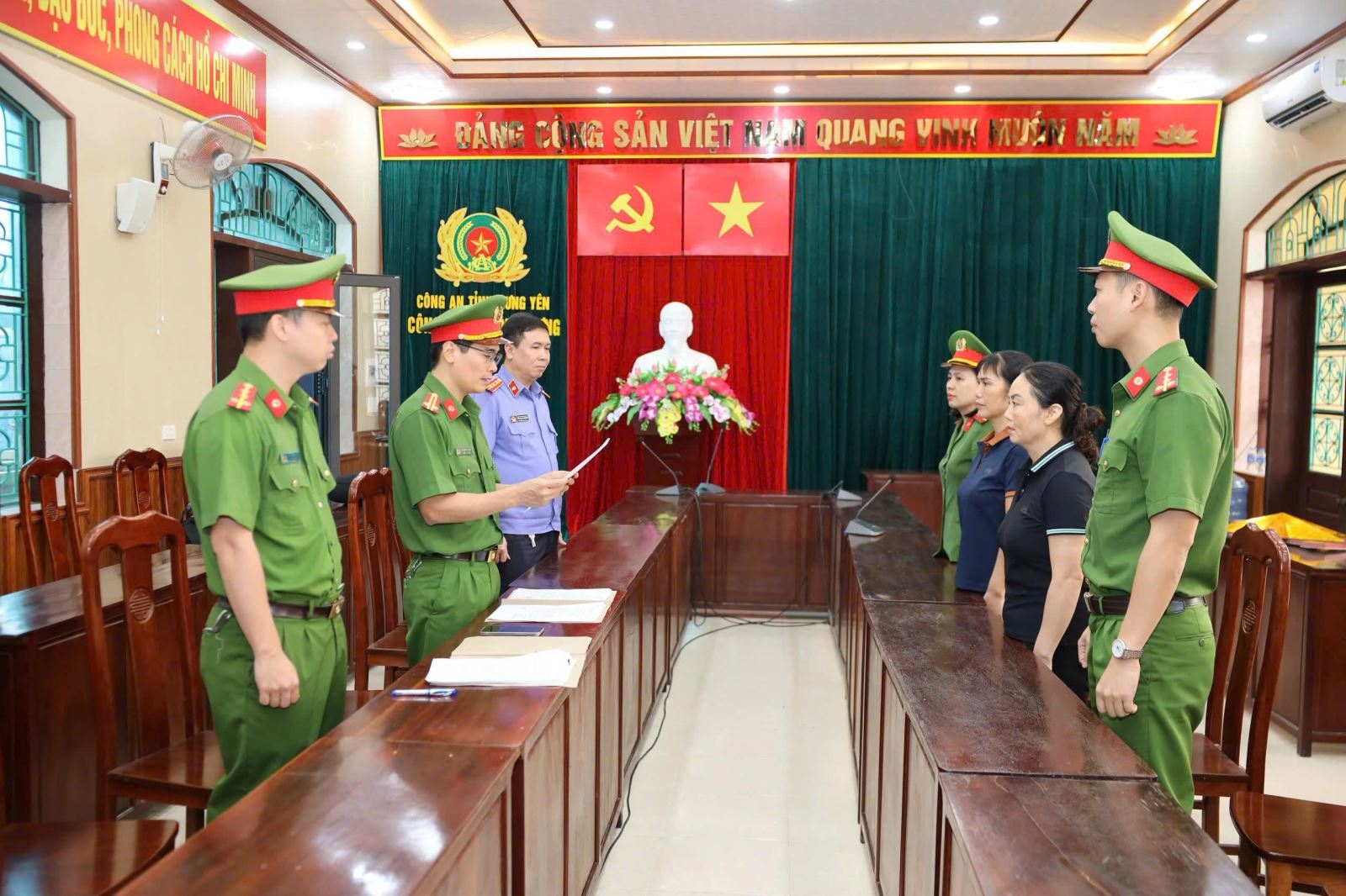 Khởi tố 2 đối tượng mua lợn bệnh, lợn chết về trà trộn bán kiếm lời - Ảnh 1.