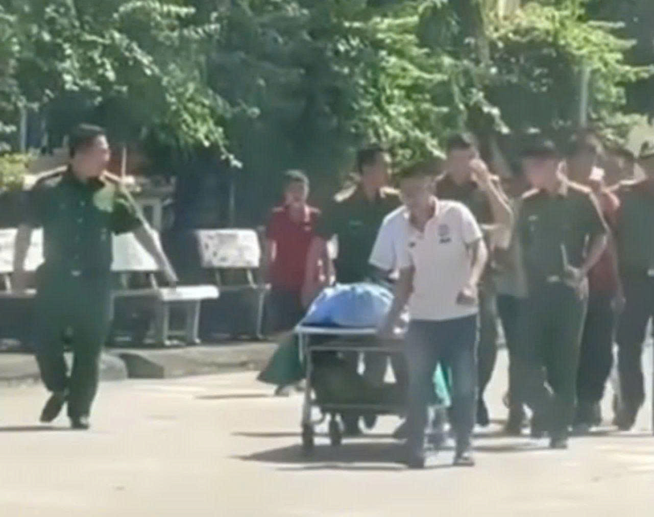 Vụ nam sinh lớp 12 bị đâm tử vong ở Thanh Hóa: Nhà trường thông tin ban đầu- Ảnh 1. Vụ nam sinh lớp 12 bị đâm tử vong ở Thanh Hóa: Nhà trường thông tin ban đầu- Ảnh 1.