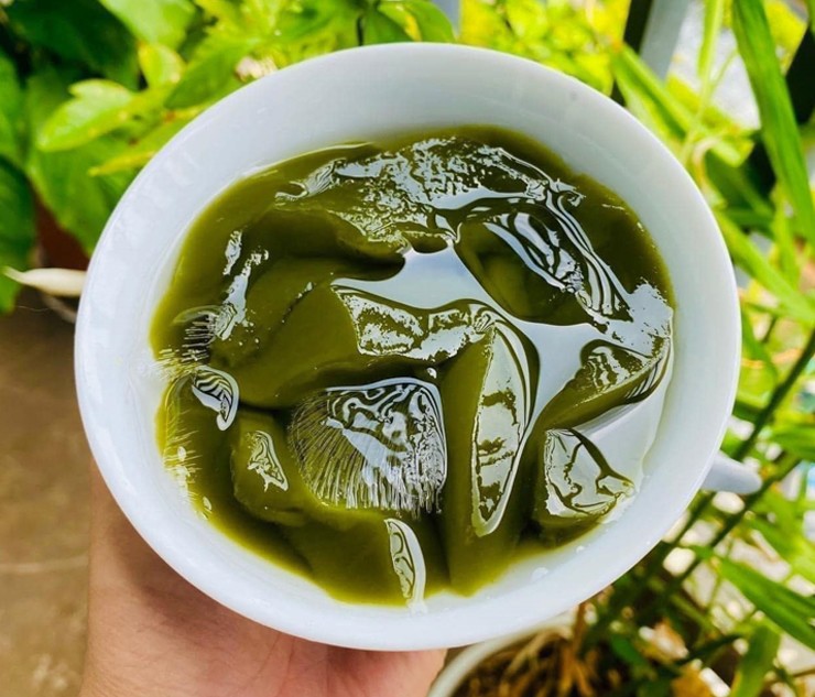 Cây dại ở bờ rào hóa "mỏ vàng", hái lá bán đều tay, thành đặc sản lạ nổi tiếng - Ảnh 2.