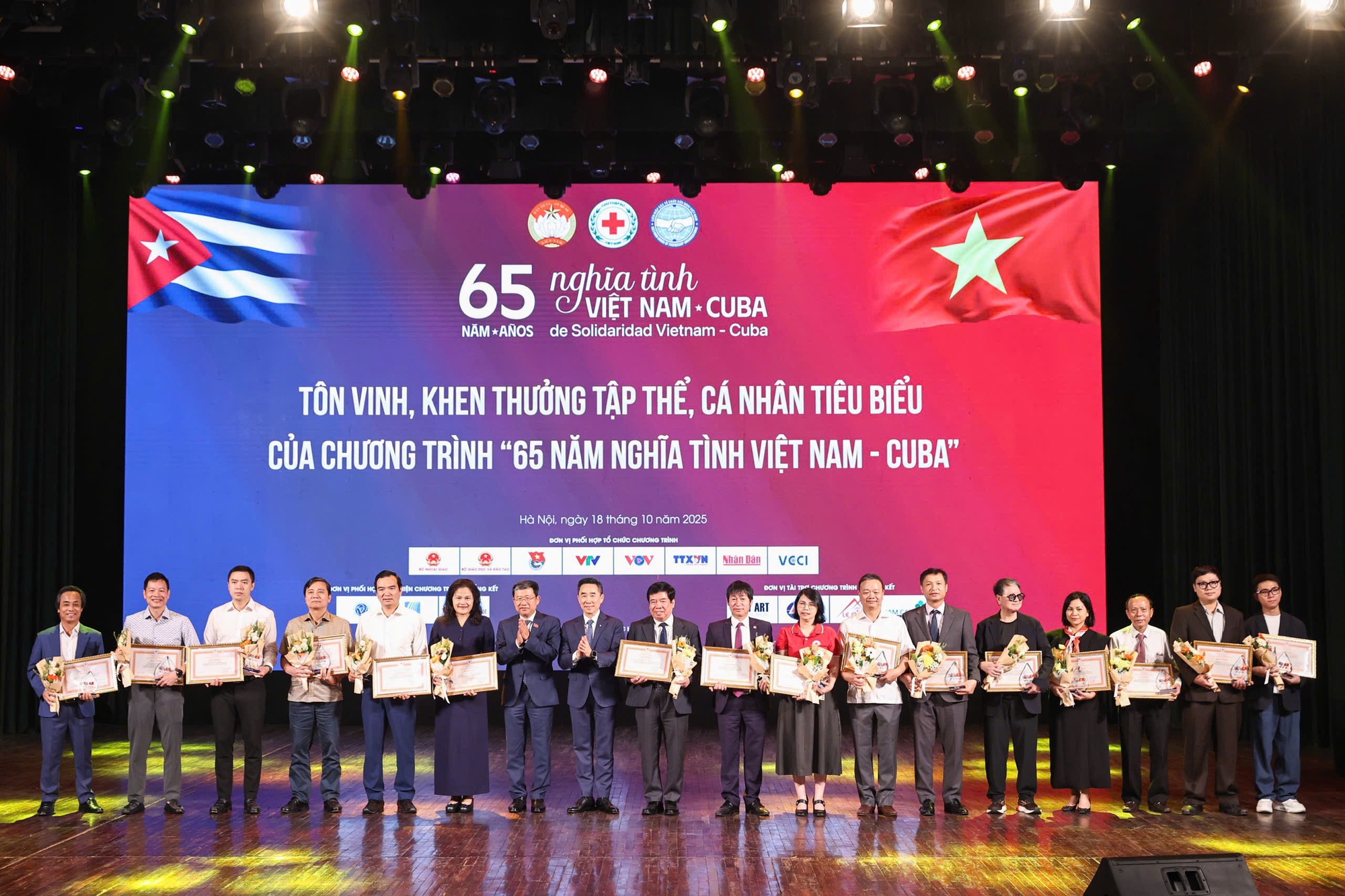 Nhân dân Việt Nam ủng hộ 615 tỉ đồng cho nhân dân Cuba anh em - Ảnh 5. Nhân dân Việt Nam ủng hộ 615 tỉ đồng cho nhân dân Cuba anh em - Ảnh 5.