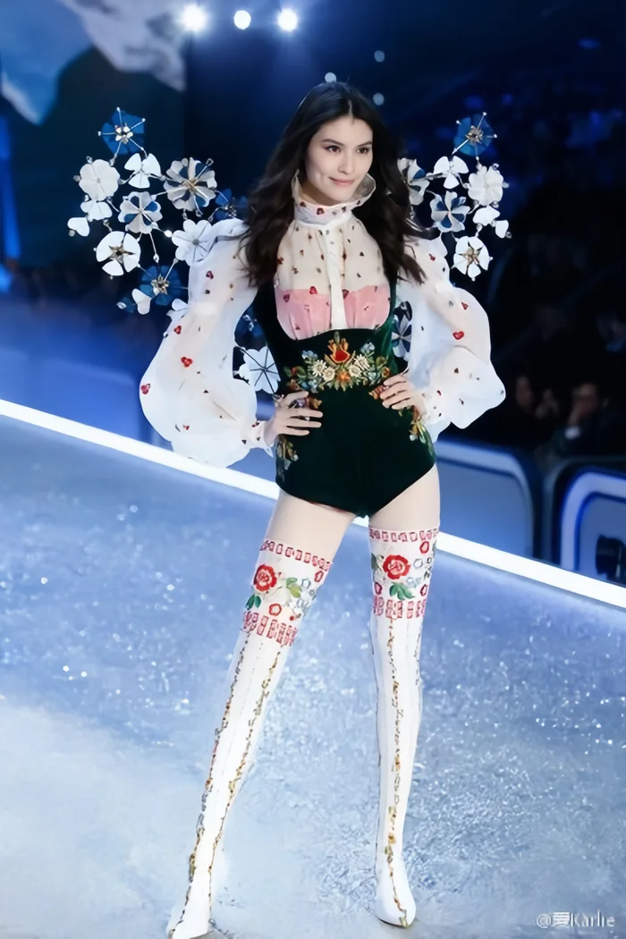 Bí mật chuyện tình của thiếu gia nghìn tỷ cùng siêu mẫu Victoria's Secret trước khi có con- Ảnh 3. Bí mật chuyện tình của thiếu gia nghìn tỷ cùng siêu mẫu Victoria's Secret trước khi có con- Ảnh 3.