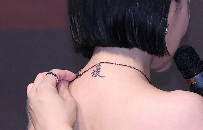 Từ Hy Đệ đeo vòng cổ chứa tro cốt của Từ Hy Viên - Ảnh 2.