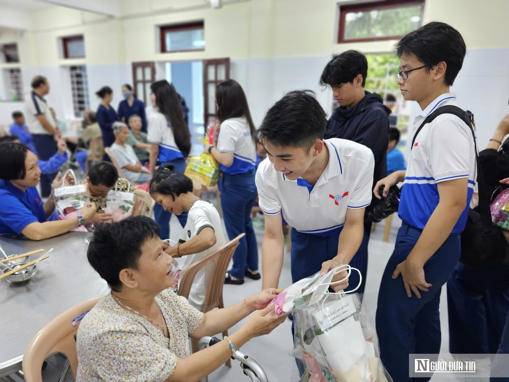 Những nụ cười tươi như hoa của các cụ bà neo đơn khi nhận quà 20/10- Ảnh 4.
