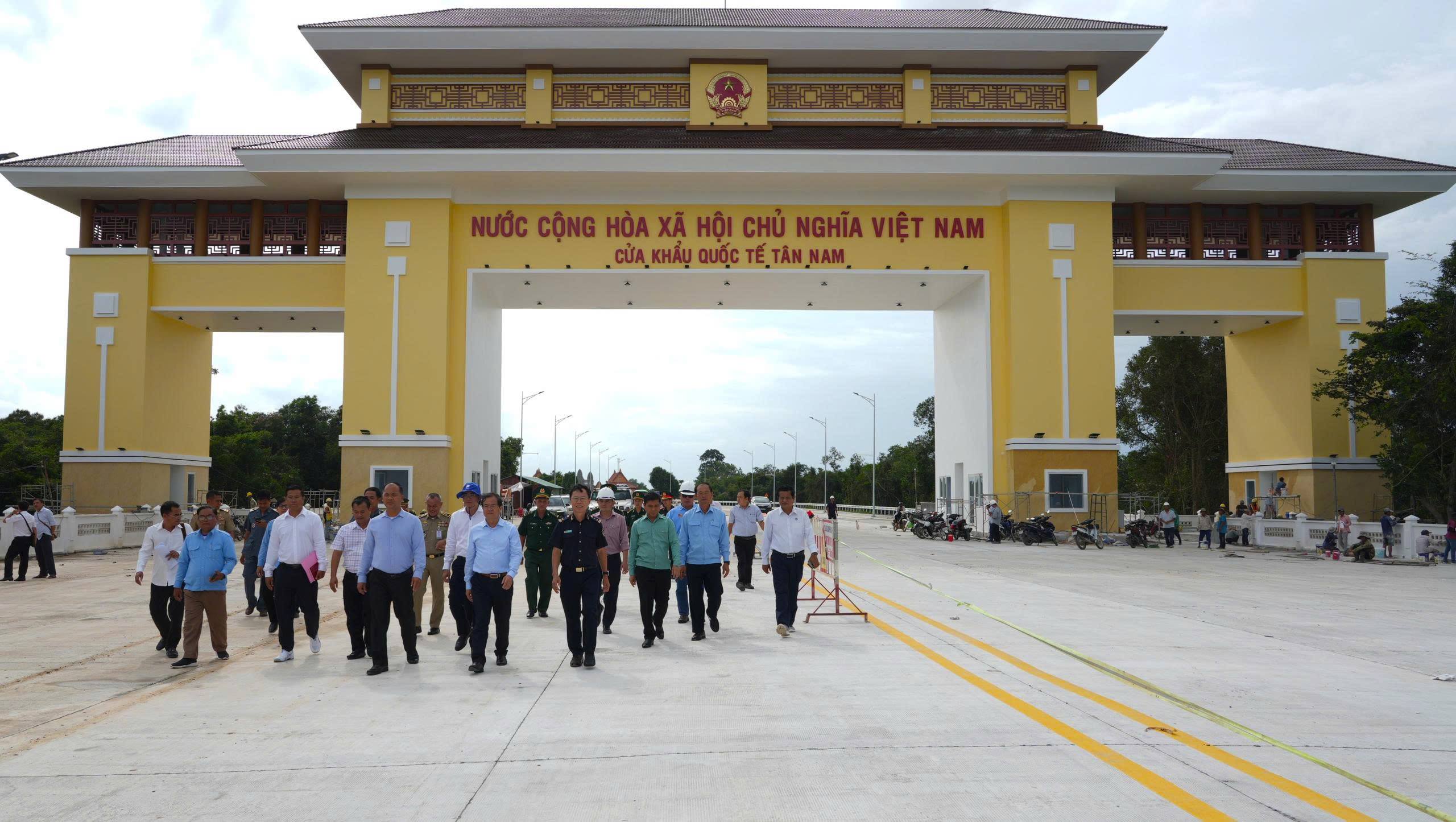 Phát triển kinh tế cửa khẩu - “Chìa khóa” mở không gian tăng trưởng cho Tây Ninh- Ảnh 1. Phát triển kinh tế cửa khẩu - “Chìa khóa” mở không gian tăng trưởng cho Tây Ninh- Ảnh 1.