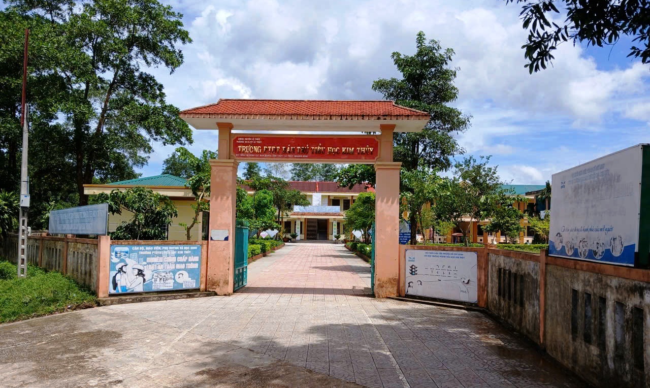 Vụ 40 học sinh ngộ độc: Nữ hiệu phó không được quản lý bếp ăn bán trú- Ảnh 1. Vụ 40 học sinh ngộ độc: Nữ hiệu phó không được quản lý bếp ăn bán trú- Ảnh 1.