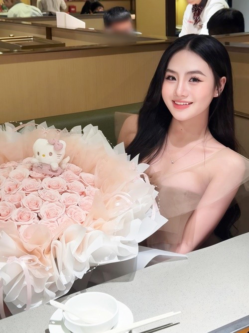 Ca sĩ Bảo Anh gây chú ý trong lễ ăn hỏi Đỗ Thị Hà - Ảnh 4.