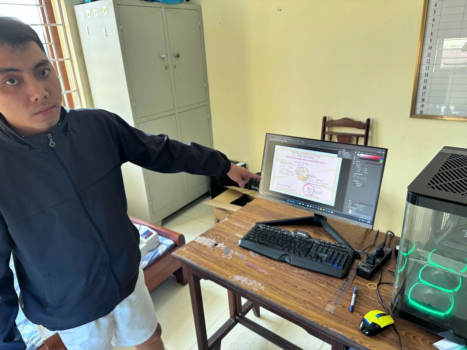 Khởi tố đối tượng làm giả văn bằng chứng chỉ của nhiều trường đại học - Ảnh 1.