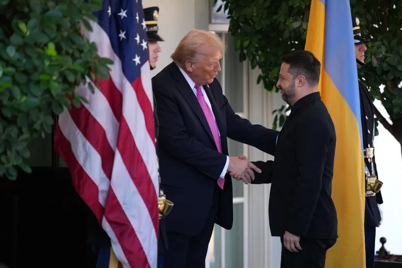 Gặp lần thứ 3 ở Nhà Trắng, ông Trump khen áo khoác của ông Zelensky - Ảnh 1.