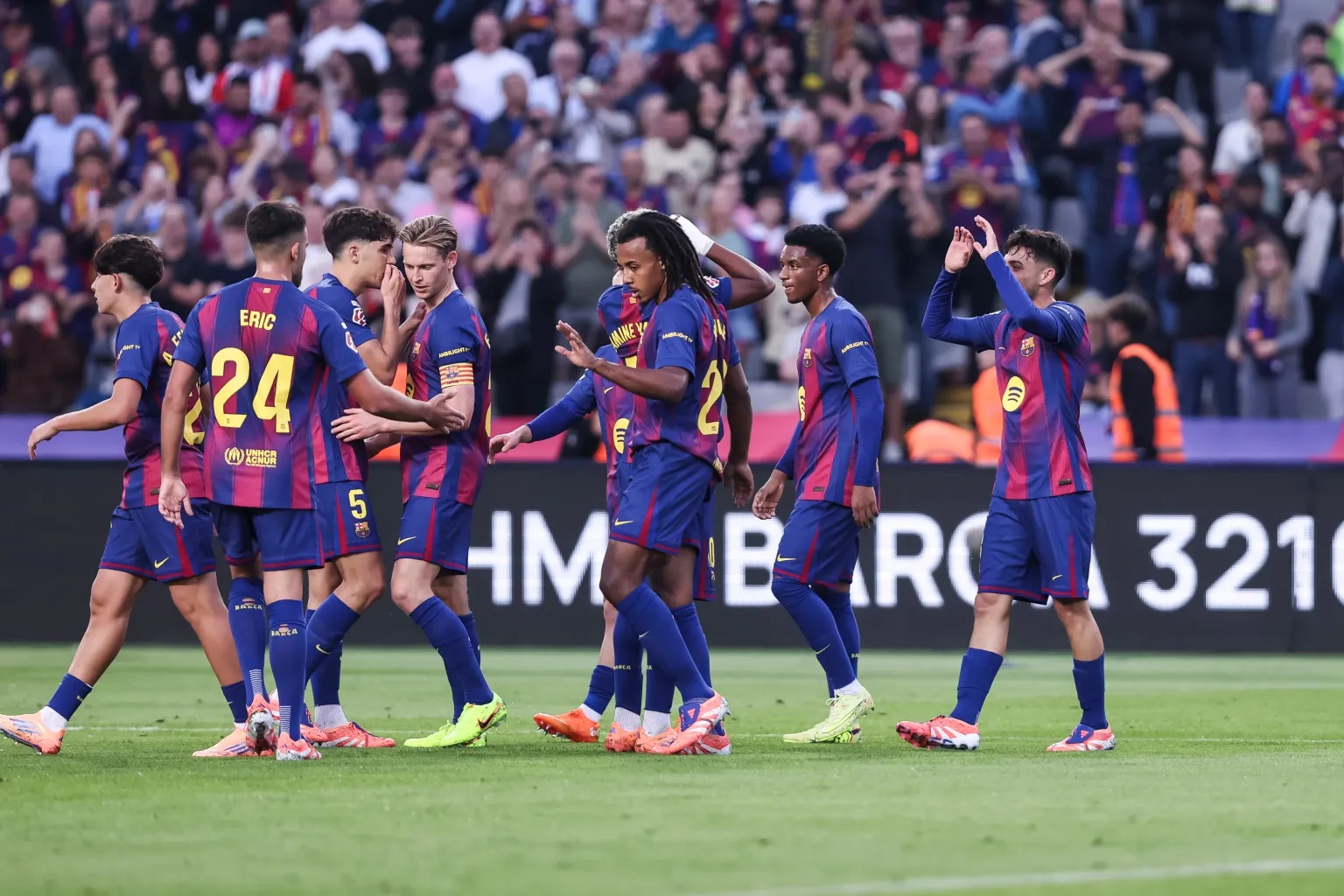 Cầu thủ Barcelona đứng yên và từ chối chơi 15 giây đầu tiên- Ảnh 3. Cầu thủ Barcelona đứng yên và từ chối chơi 15 giây đầu tiên- Ảnh 3.