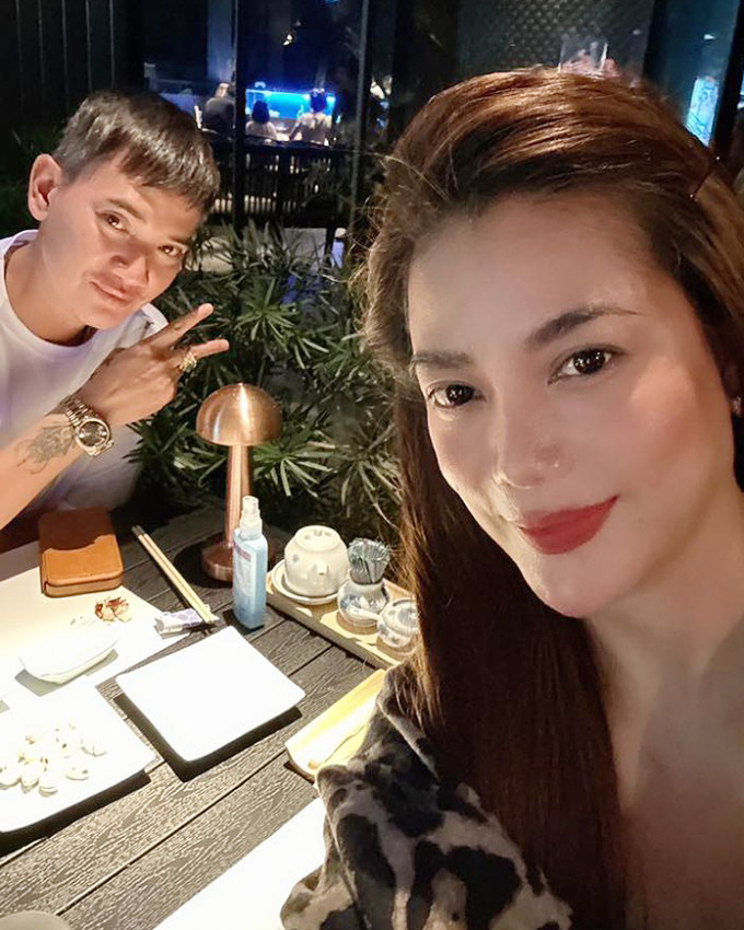 Diễn viên Trương Ngọc Ánh gây chú ý khi công khai thân mật bên người đàn ông lạ- Ảnh 1. Diễn viên Trương Ngọc Ánh gây chú ý khi công khai thân mật bên người đàn ông lạ- Ảnh 1.