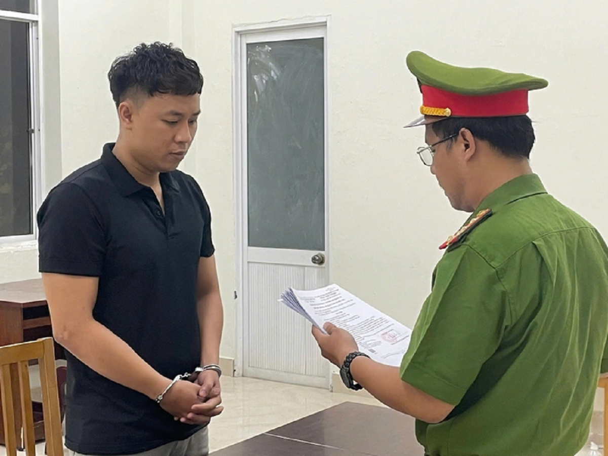 Bản tin 20/10: Công an "dỏm", chuốc say rồi hiếp dâm thiếu nữ đã bị bắt- Ảnh 1. Bản tin 20/10: Công an "dỏm", chuốc say rồi hiếp dâm thiếu nữ đã bị bắt- Ảnh 1.