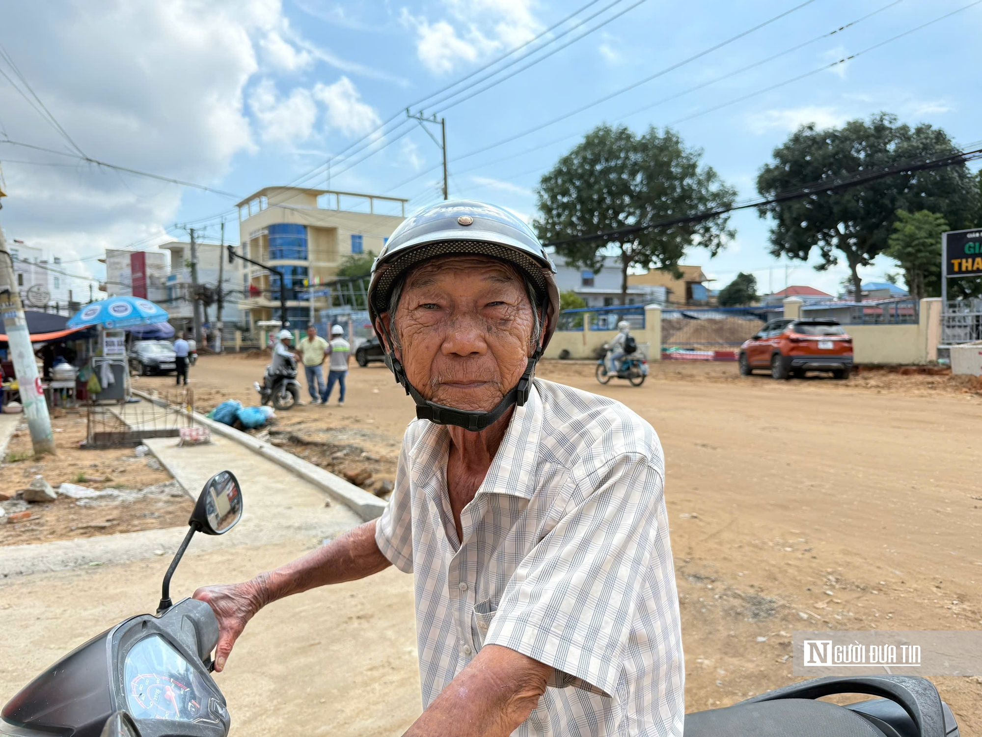 Ám ảnh khói bụi mù mịt trên tuyến đường "huyết mạch du lịch", thi công chậm tiến độ ở Lâm Đồng- Ảnh 3. Ám ảnh khói bụi mù mịt trên tuyến đường "huyết mạch du lịch", thi công chậm tiến độ ở Lâm Đồng- Ảnh 3.