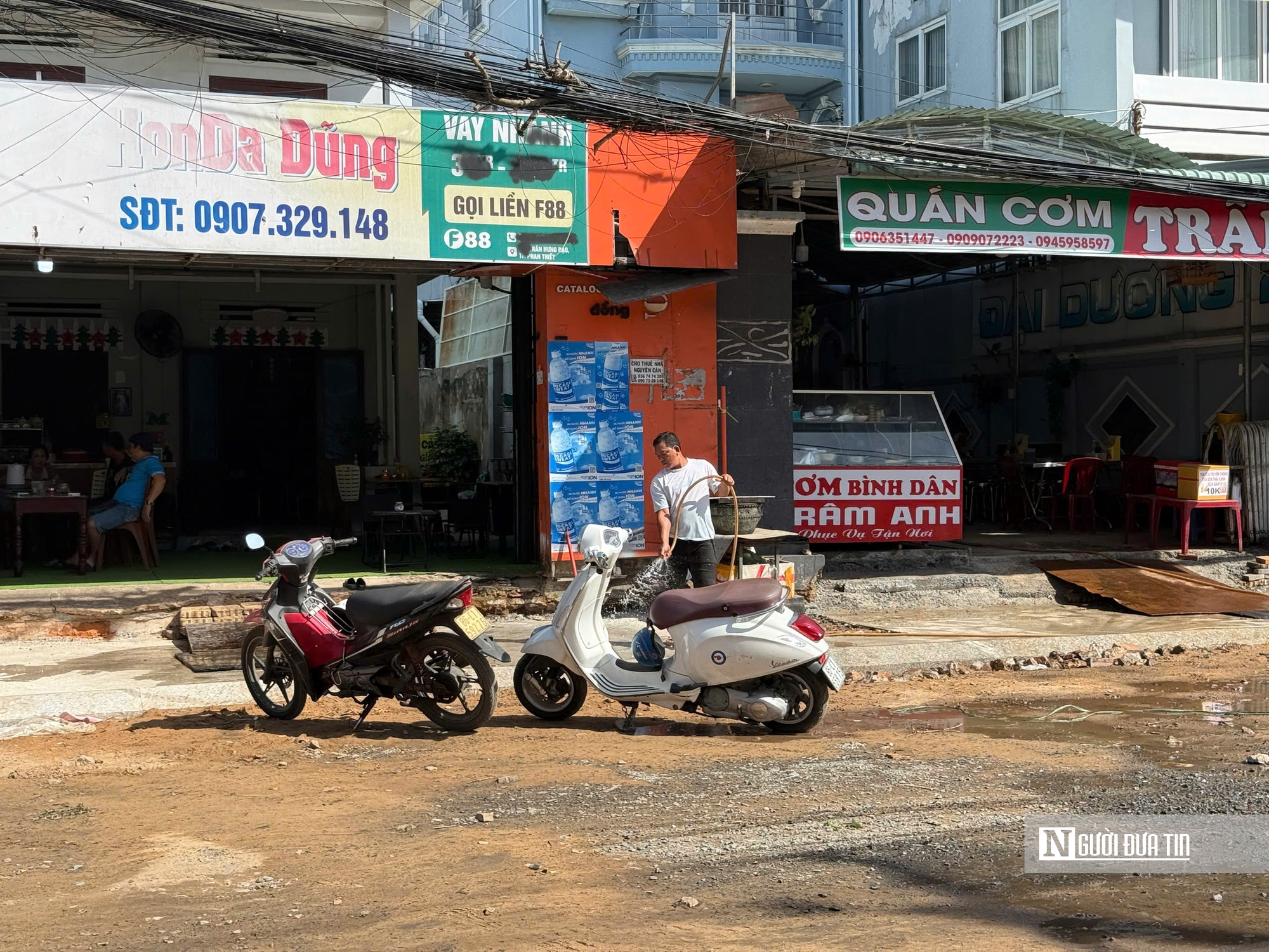 Ám ảnh khói bụi mù mịt trên tuyến đường "huyết mạch du lịch", thi công chậm tiến độ ở Lâm Đồng- Ảnh 4. Ám ảnh khói bụi mù mịt trên tuyến đường "huyết mạch du lịch", thi công chậm tiến độ ở Lâm Đồng- Ảnh 4.