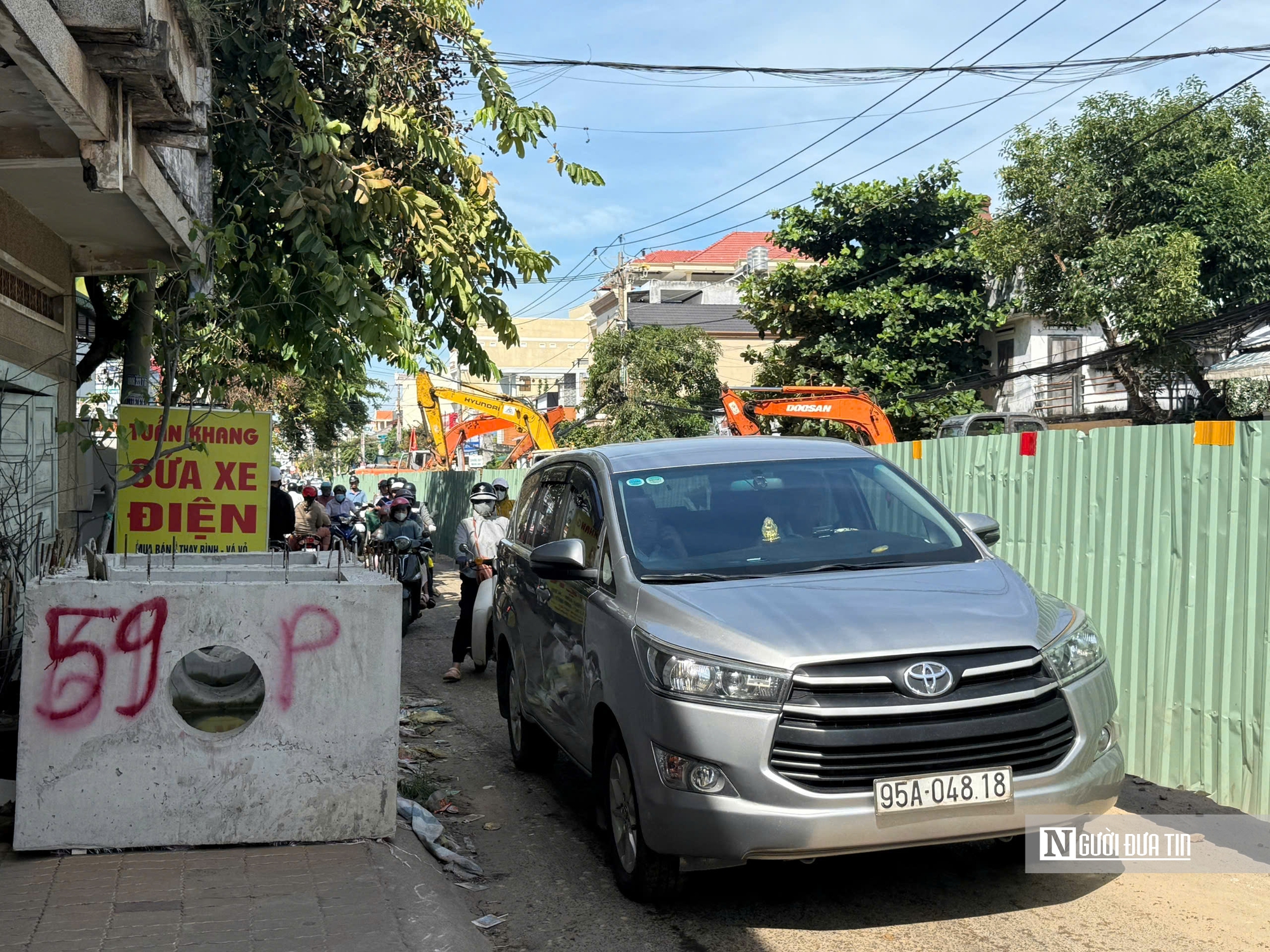 Ám ảnh khói bụi mù mịt trên tuyến đường "huyết mạch du lịch", thi công chậm tiến độ ở Lâm Đồng- Ảnh 5. Ám ảnh khói bụi mù mịt trên tuyến đường "huyết mạch du lịch", thi công chậm tiến độ ở Lâm Đồng- Ảnh 5.