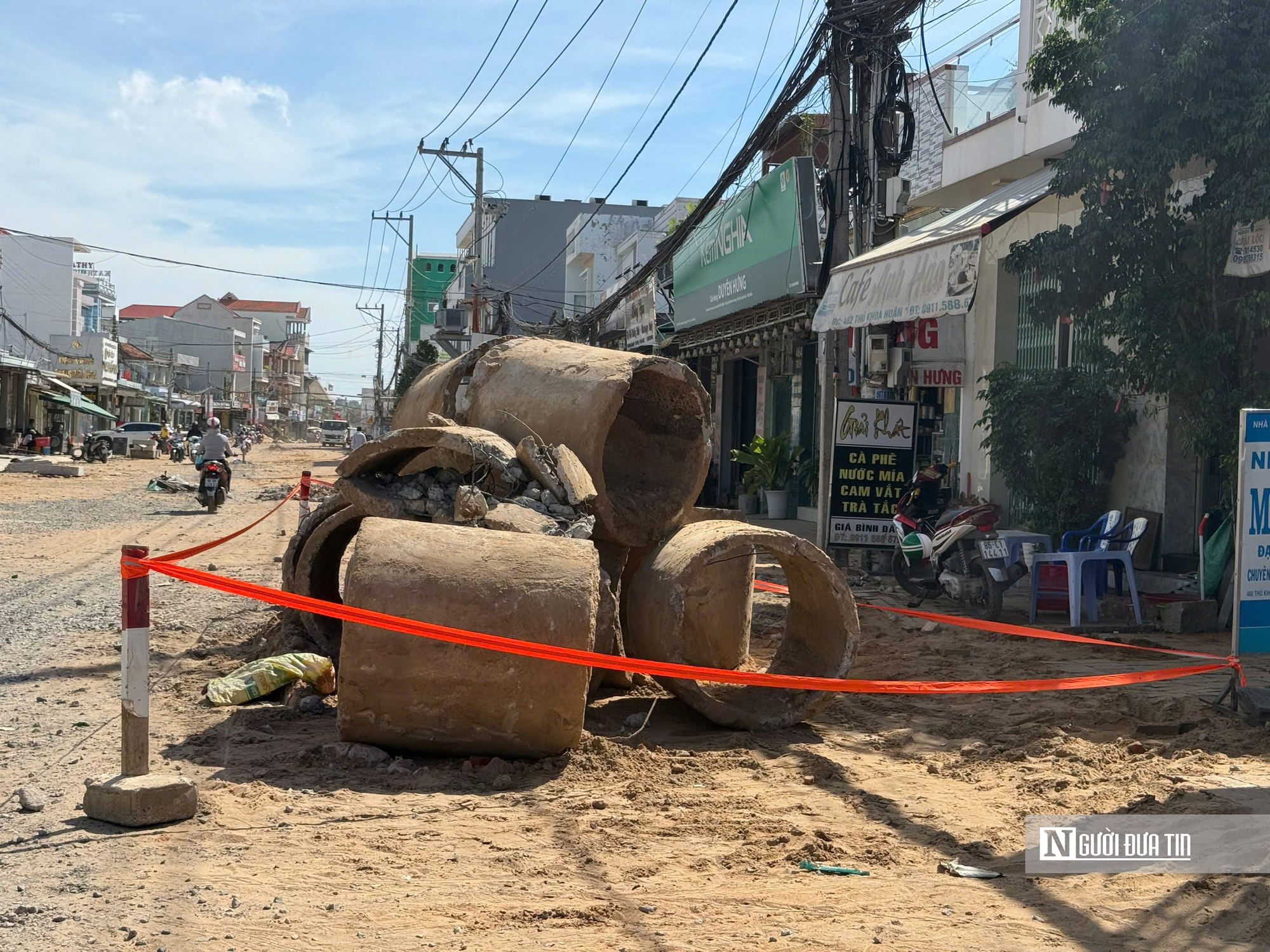 Ám ảnh khói bụi mù mịt trên tuyến đường "huyết mạch du lịch", thi công chậm tiến độ ở Lâm Đồng- Ảnh 8. Ám ảnh khói bụi mù mịt trên tuyến đường "huyết mạch du lịch", thi công chậm tiến độ ở Lâm Đồng- Ảnh 8.