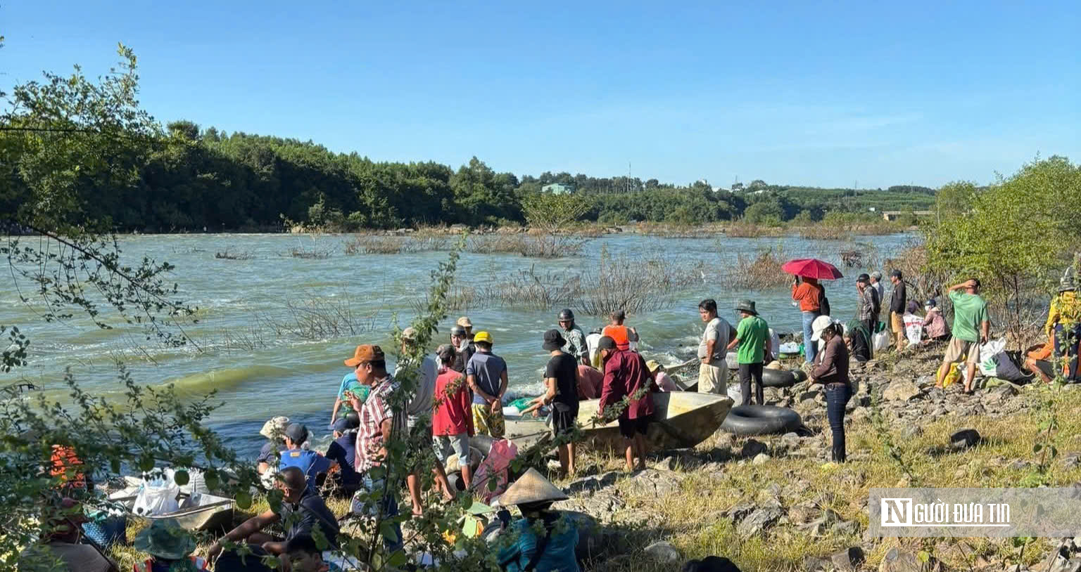 Hàng ngàn người đổ về đập Trị An săn “lộc trời”- Ảnh 4. Hàng ngàn người đổ về đập Trị An săn “lộc trời”- Ảnh 4.