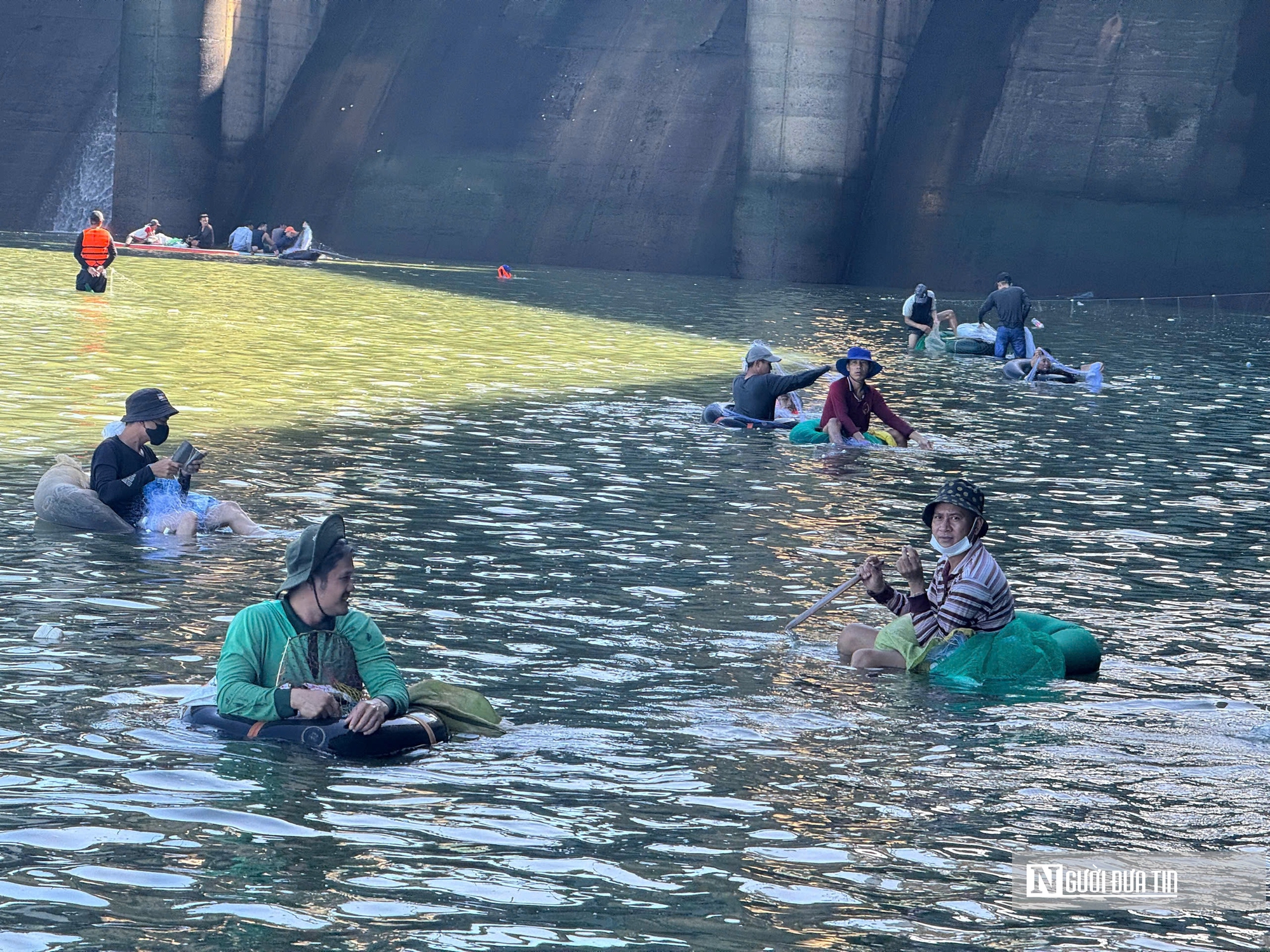 Hàng ngàn người đổ về đập Trị An săn “lộc trời”- Ảnh 7. Hàng ngàn người đổ về đập Trị An săn “lộc trời”- Ảnh 7.