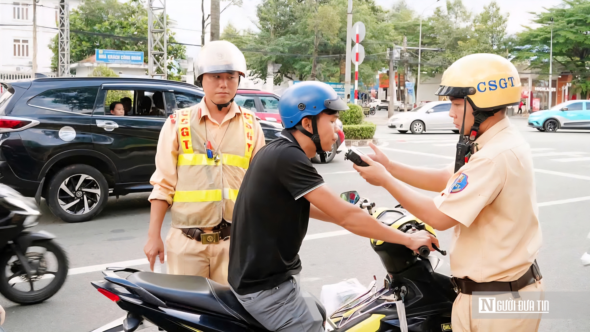Tưởng uống ít không sao, nhiều người ở Đồng Nai "méo mặt" khi bị tước bằng lái trong đêm- Ảnh 4. Tưởng uống ít không sao, nhiều người ở Đồng Nai "méo mặt" khi bị tước bằng lái trong đêm- Ảnh 4.