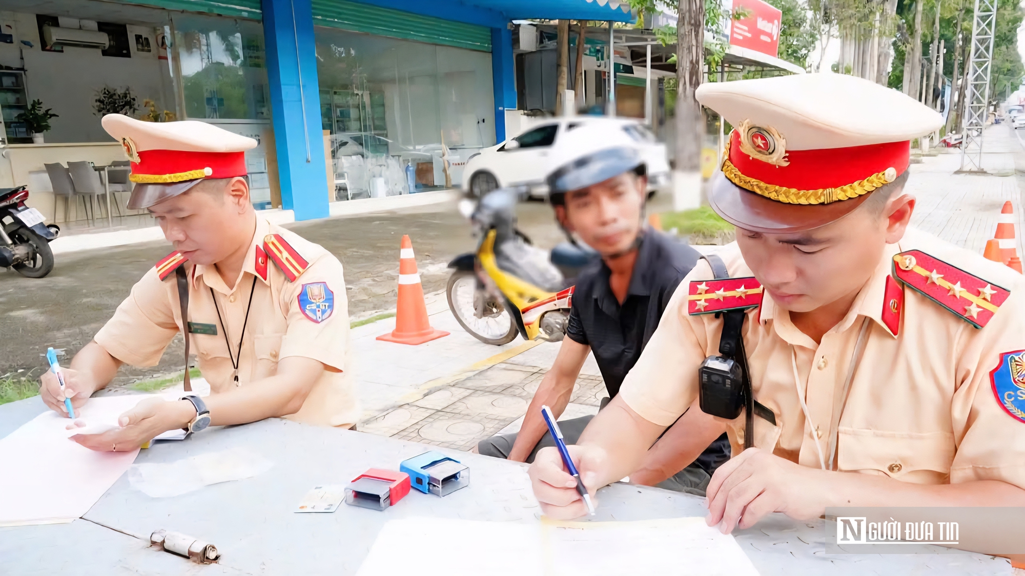 Tưởng uống ít không sao, nhiều người ở Đồng Nai "méo mặt" khi bị tước bằng lái trong đêm- Ảnh 5. Tưởng uống ít không sao, nhiều người ở Đồng Nai "méo mặt" khi bị tước bằng lái trong đêm- Ảnh 5.