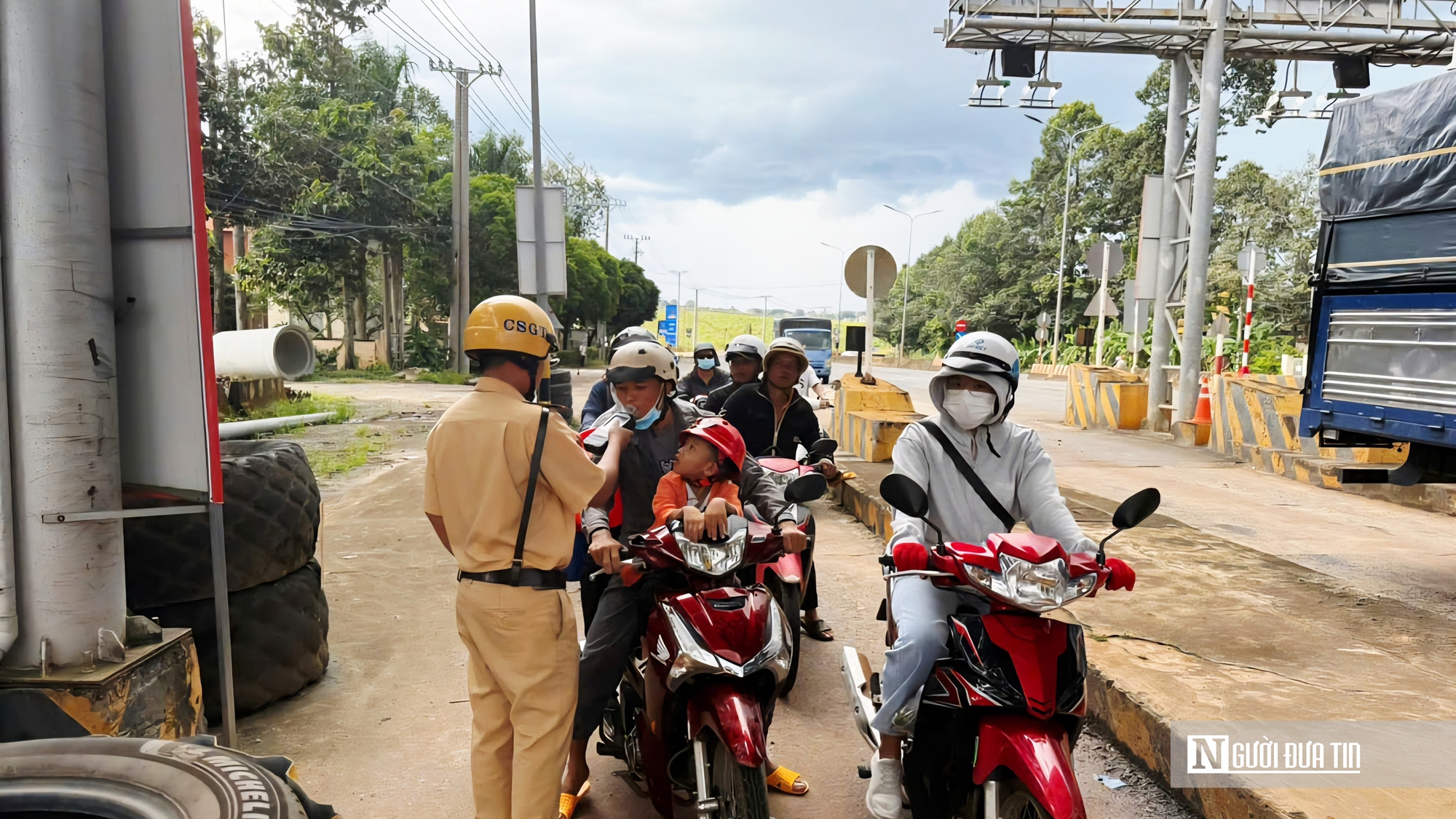 Tưởng uống ít không sao, nhiều người ở Đồng Nai "méo mặt" khi bị tước bằng lái trong đêm- Ảnh 7. Tưởng uống ít không sao, nhiều người ở Đồng Nai "méo mặt" khi bị tước bằng lái trong đêm- Ảnh 7.