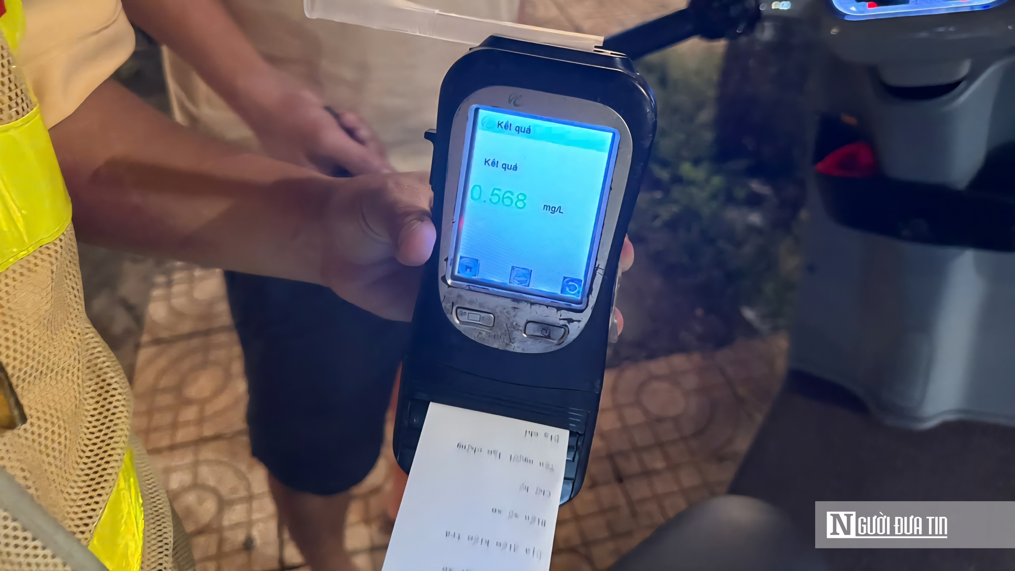 Tưởng uống ít không sao, nhiều người ở Đồng Nai "méo mặt" khi bị tước bằng lái trong đêm- Ảnh 9. Tưởng uống ít không sao, nhiều người ở Đồng Nai "méo mặt" khi bị tước bằng lái trong đêm- Ảnh 9.