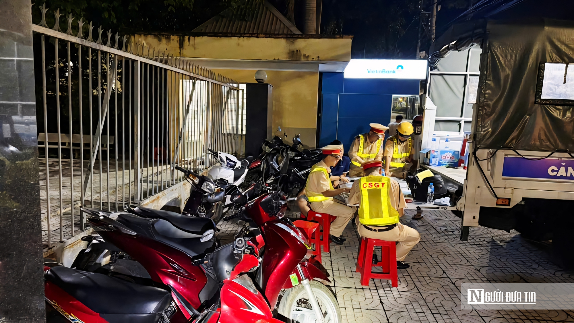 Tưởng uống ít không sao, nhiều người ở Đồng Nai "méo mặt" khi bị tước bằng lái trong đêm- Ảnh 14. Tưởng uống ít không sao, nhiều người ở Đồng Nai "méo mặt" khi bị tước bằng lái trong đêm- Ảnh 14.