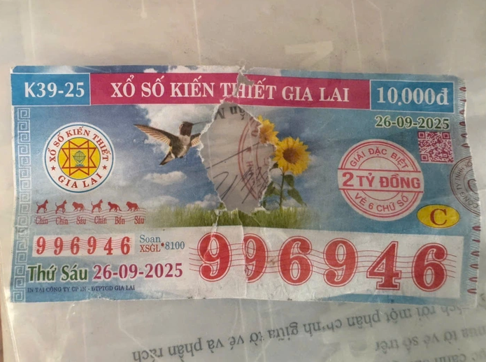 Tờ vé số trúng độc đắc 2 tỷ đồng bị “thủng một lỗ” ở giữa, xử lý ra sao?- Ảnh 1. Tờ vé số trúng độc đắc 2 tỷ đồng bị “thủng một lỗ” ở giữa, xử lý ra sao?- Ảnh 1.