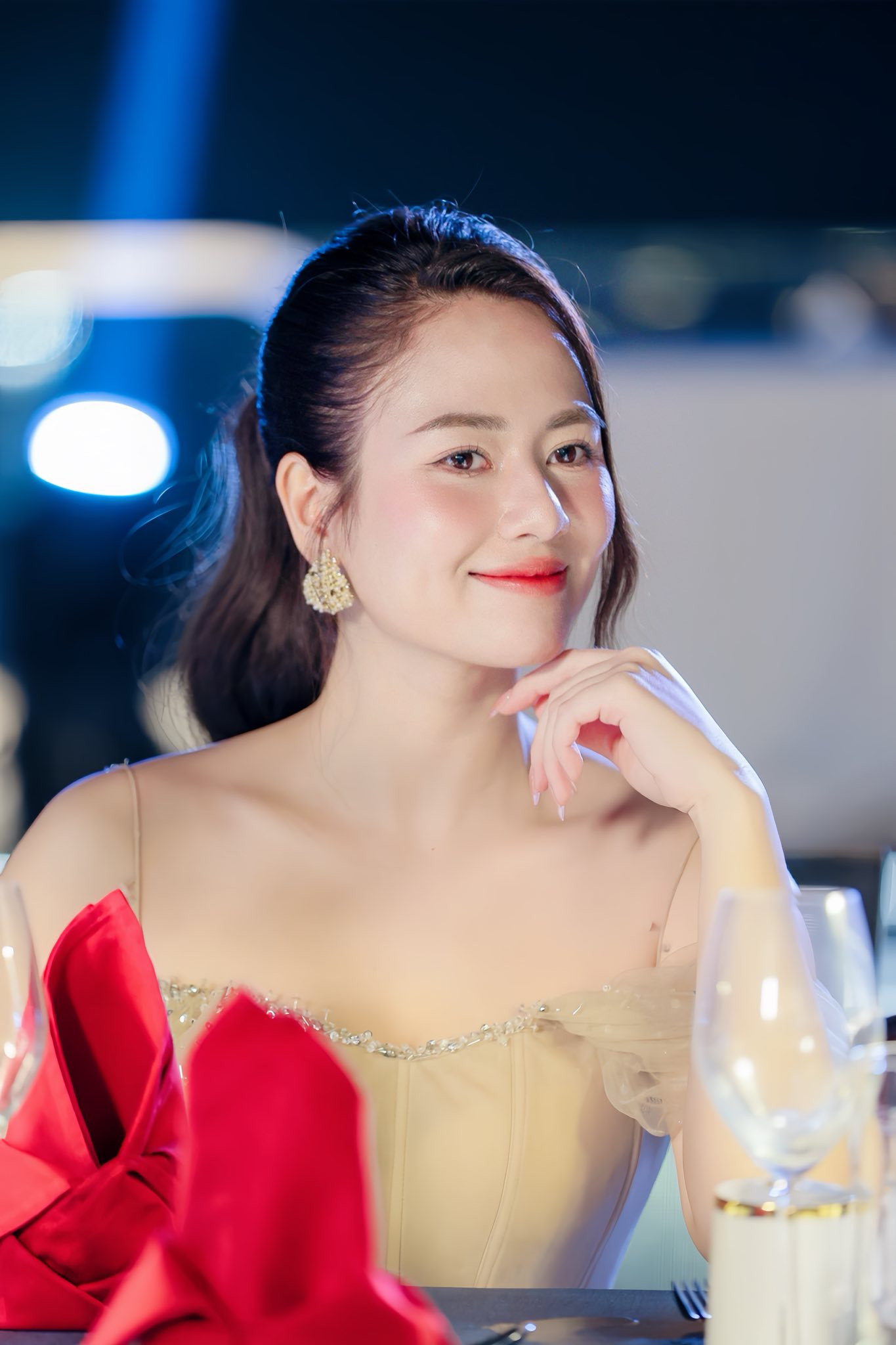 Đời thực của diễn viên đóng cảnh nóng táo bạo đang gây chú ý phim giờ vàng VTV - Ảnh 14.