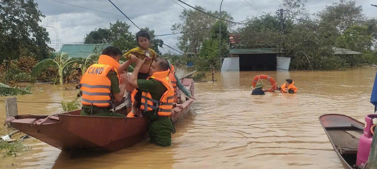 Xúc động hình ảnh 3 người lính cứu hoả ngủ vội giữa tâm lũ Nghệ An- Ảnh 3.