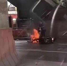 Nam thanh niên bất ngờ tự thiêu sau cuộc gọi bí ẩn, hiện trường ám ảnh - Ảnh 2.