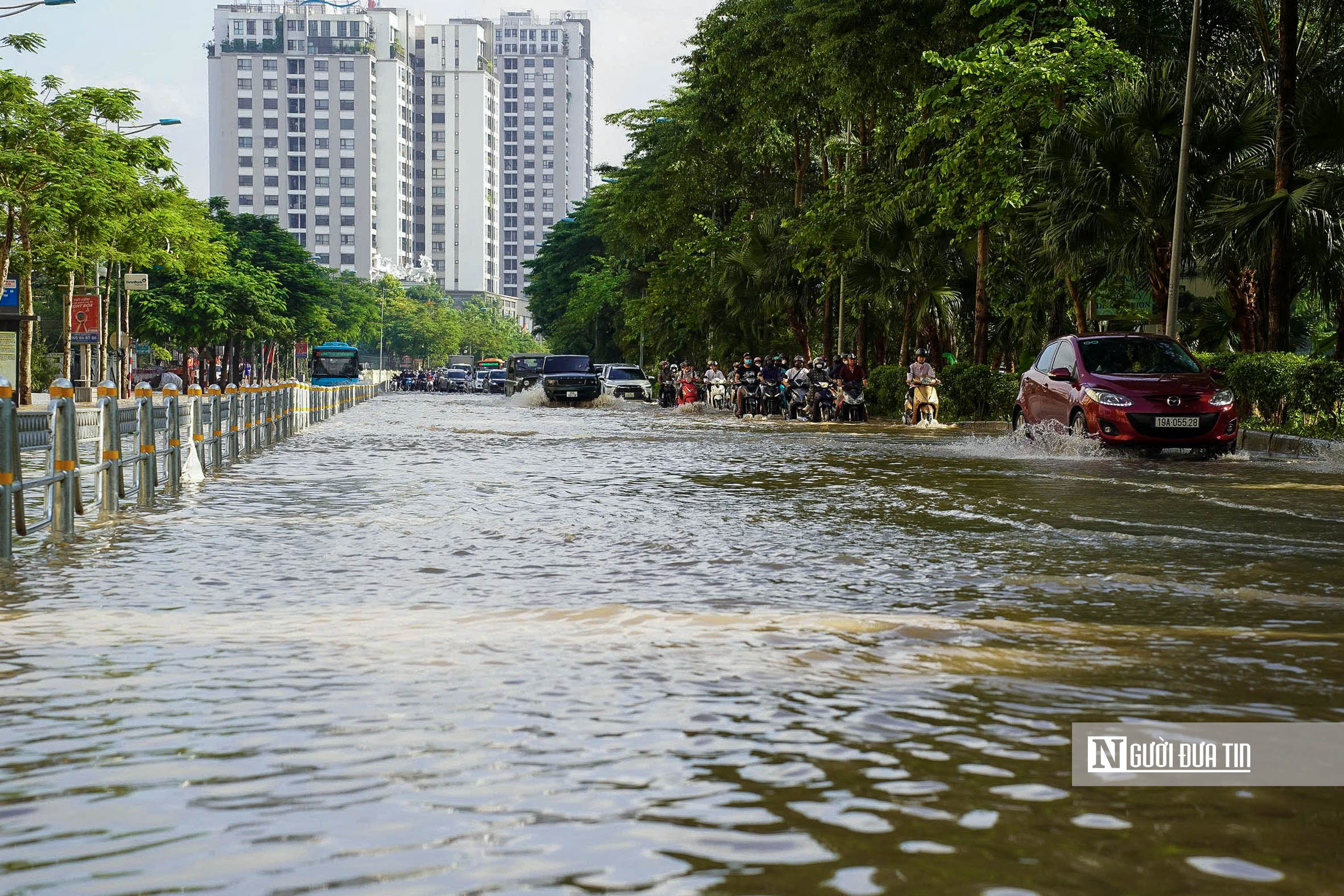 Hà Nội: Đường Võ Chí Công vẫn ngập sâu, giao thông ùn tắc hàng km - Ảnh 6.