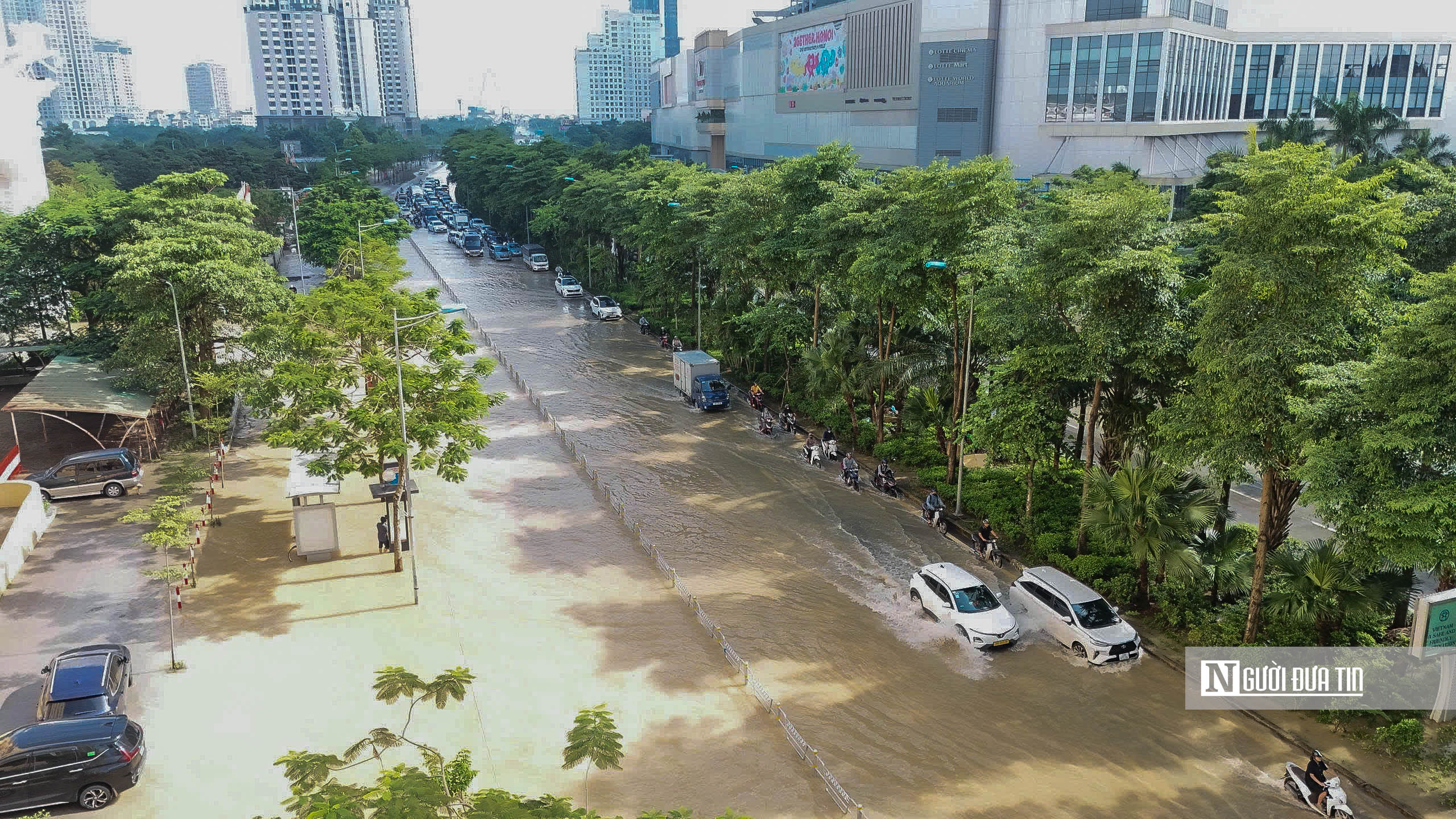 Hà Nội: Đường Võ Chí Công vẫn ngập sâu, giao thông ùn tắc hàng km - Ảnh 1.