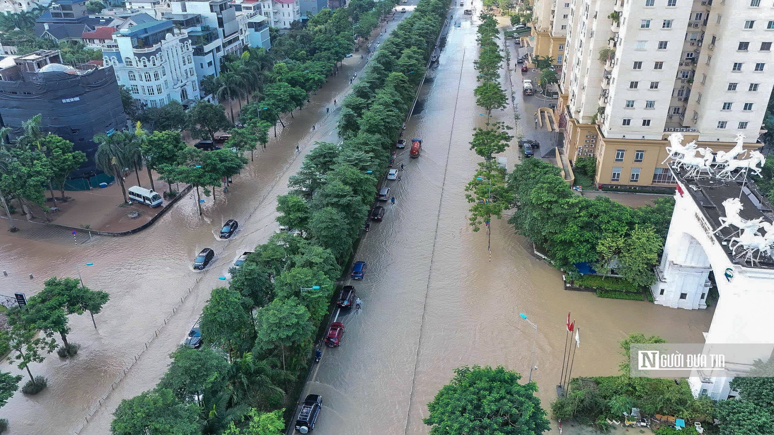 Hà Nội: Đường Võ Chí Công vẫn ngập sâu, giao thông ùn tắc hàng km - Ảnh 5.