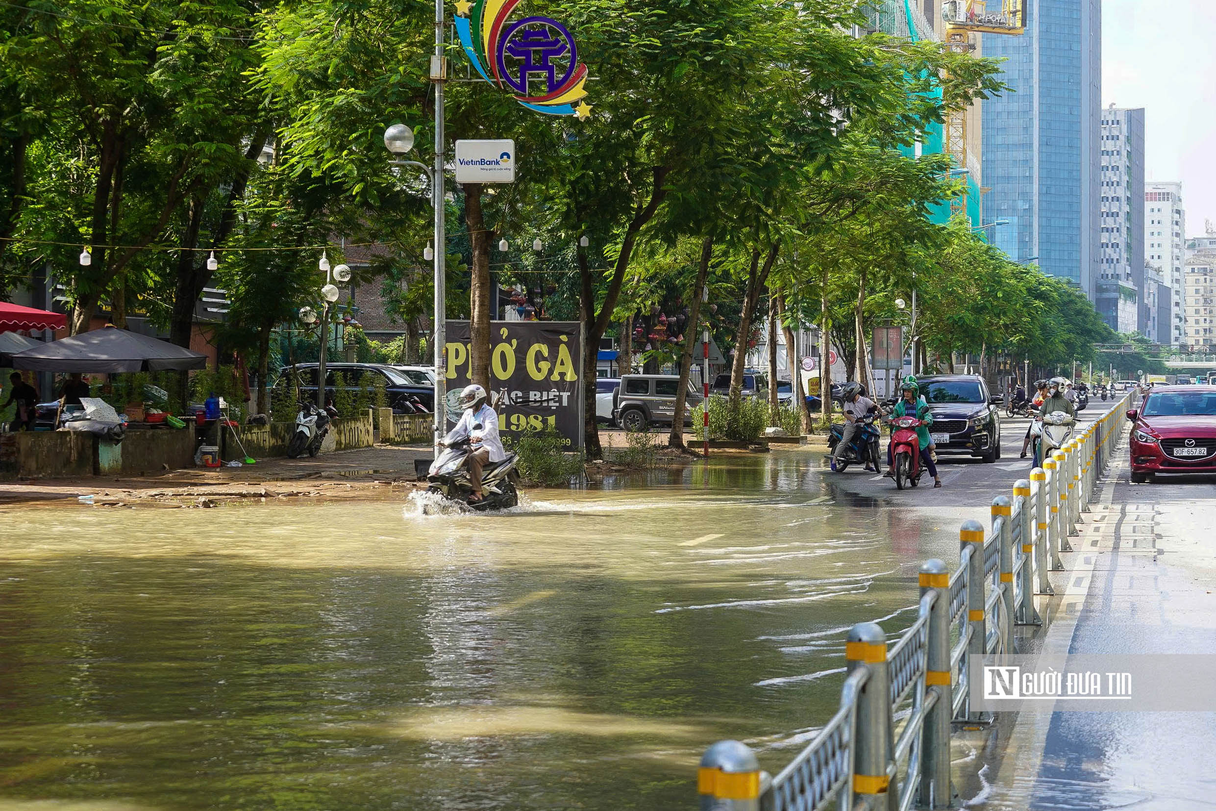 Hà Nội: Đường Võ Chí Công vẫn ngập sâu, giao thông ùn tắc hàng km - Ảnh 9.